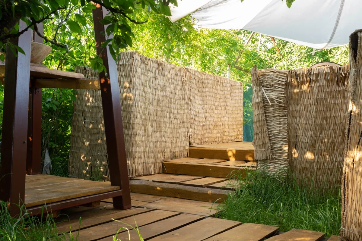 Intrare către spațiul boho cu paravane naturale