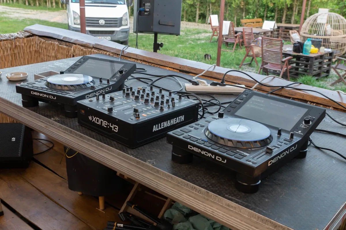 DJ booth cu echipament Denon și Allen & Heath