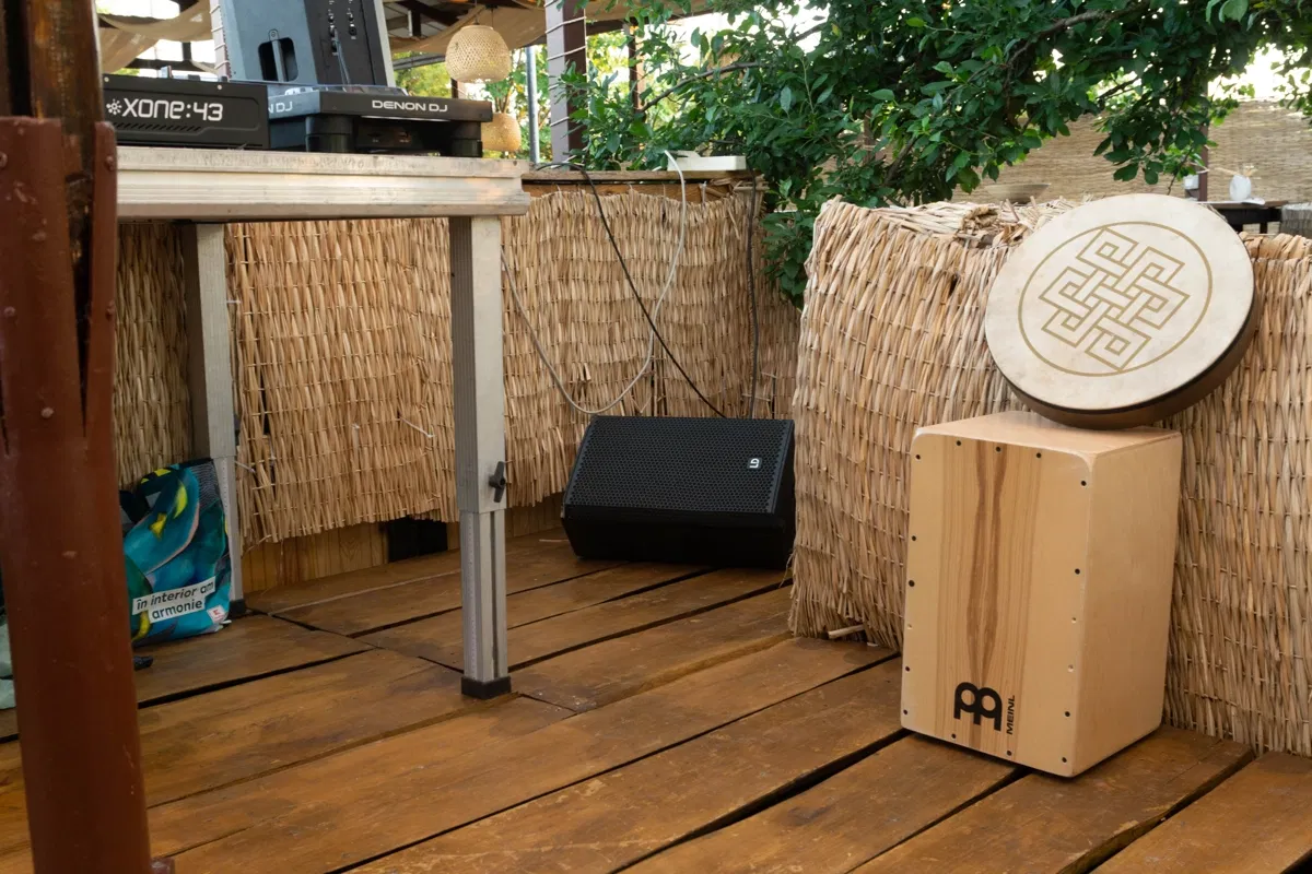 Instrumente percuție: cajon, tobă bodhran și monitor de scenă